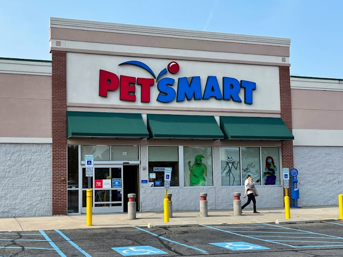 Front of the PetSmart Store in Lyndhurst